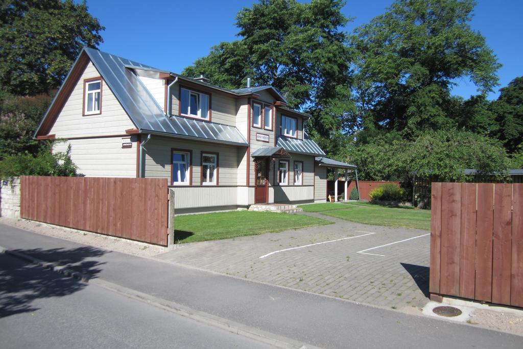 Paerna Guesthouse & Apartments Kuressaare Quarto foto